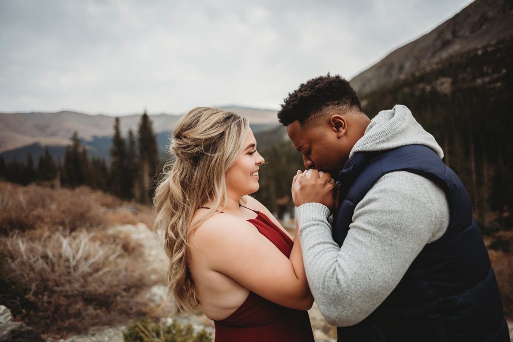 couple kissing in Colorado 