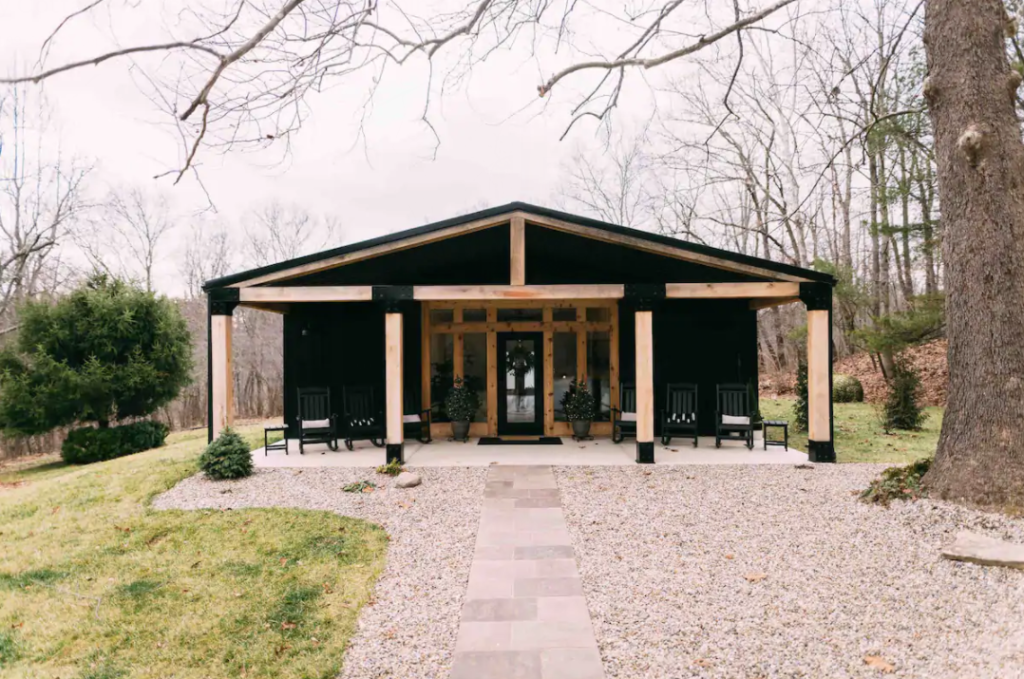 Midwest Airbnb Wedding Venues// How to Host an Airbnb Wedding - 