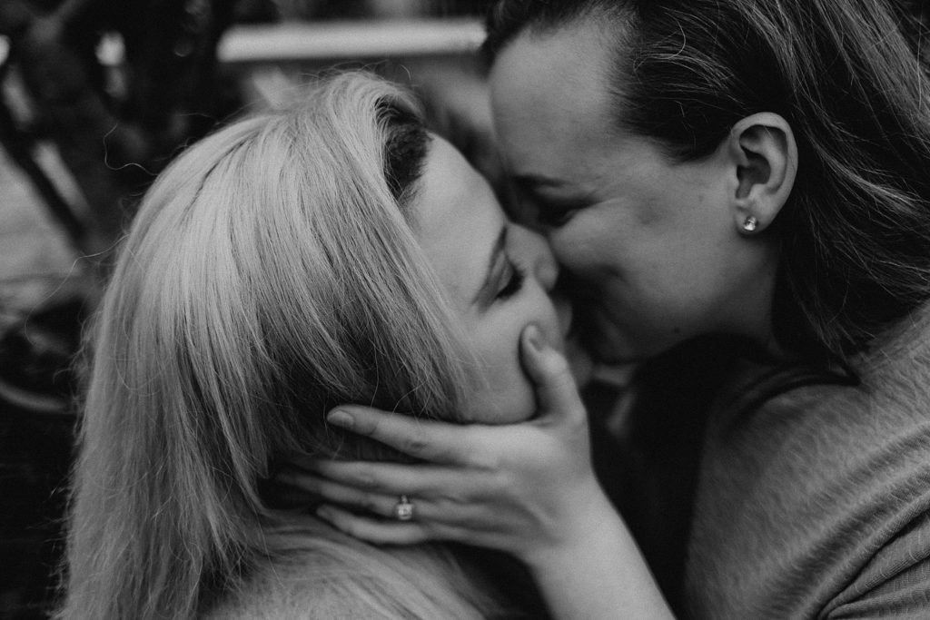 couple kissing in black and white photo